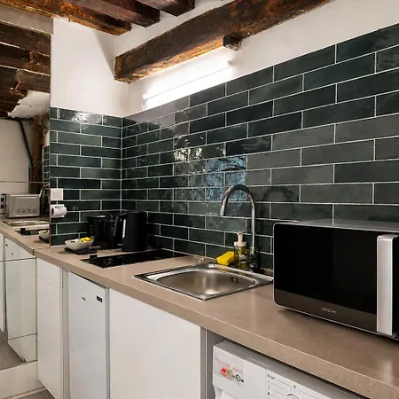 Latin Quarter Classic 1br With Netflix