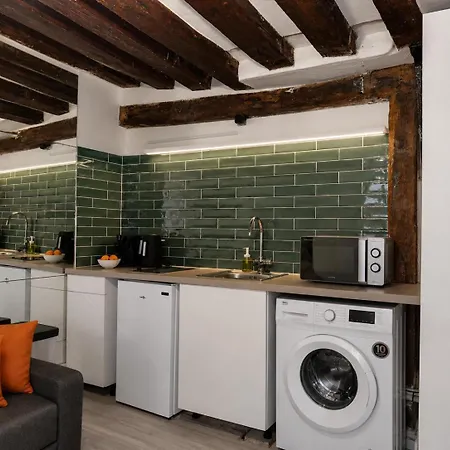 Latin Quarter Classic 1br With Netflix Apartament